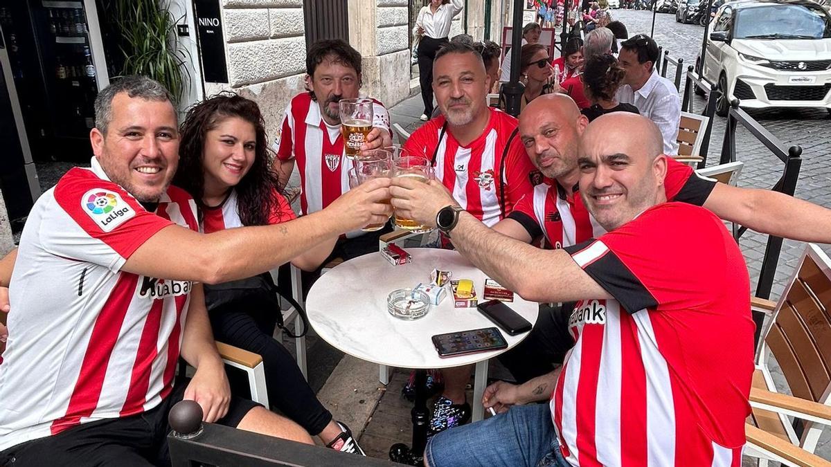 Una cuadrilla de athleticzales brindan por el Athletic en Roma.