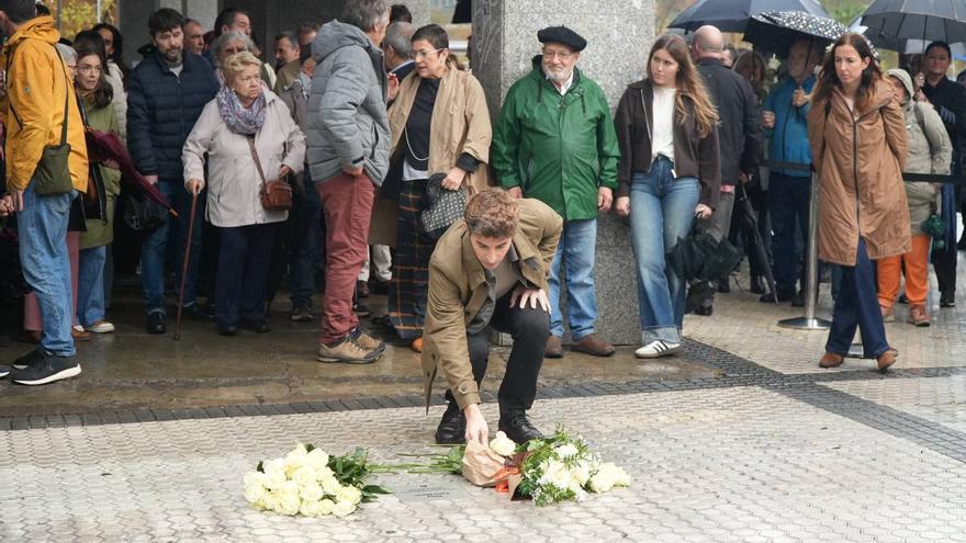 Una placa recuerda a Rosa Zarra en Amara