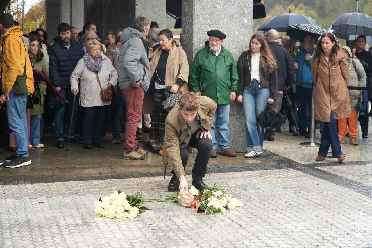 Una placa recuerda a Rosa Zarra en Donostia
