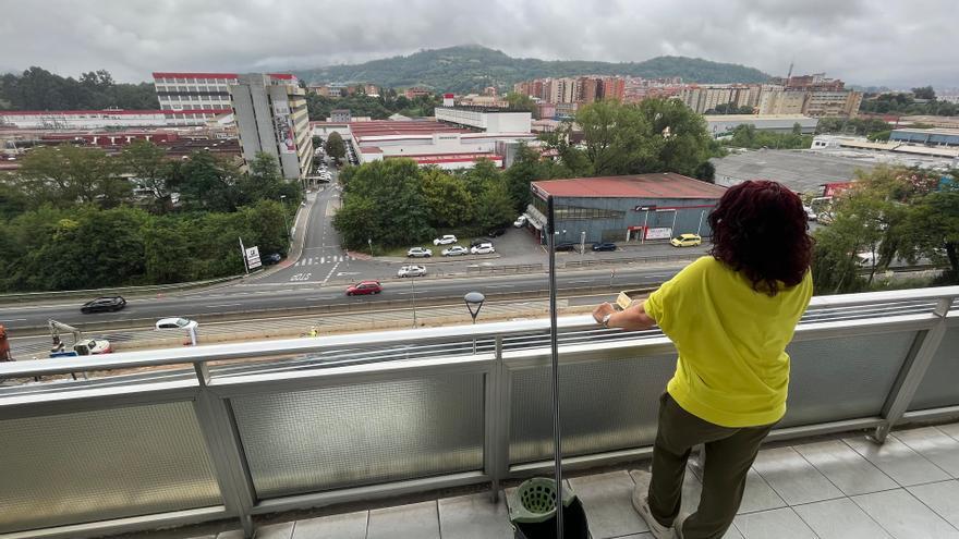 Vecino de Aperribai: &quot;Bajas a Bilbao con un coche viejo y multa; aquí la fábrica nos llena de polvo y no pasa nada&quot;