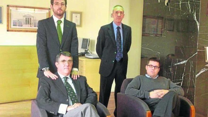 Ignacio Sánchez Latorre acompañado por su equipo: I.Sánchez, R.Martínez y M. Benabides.