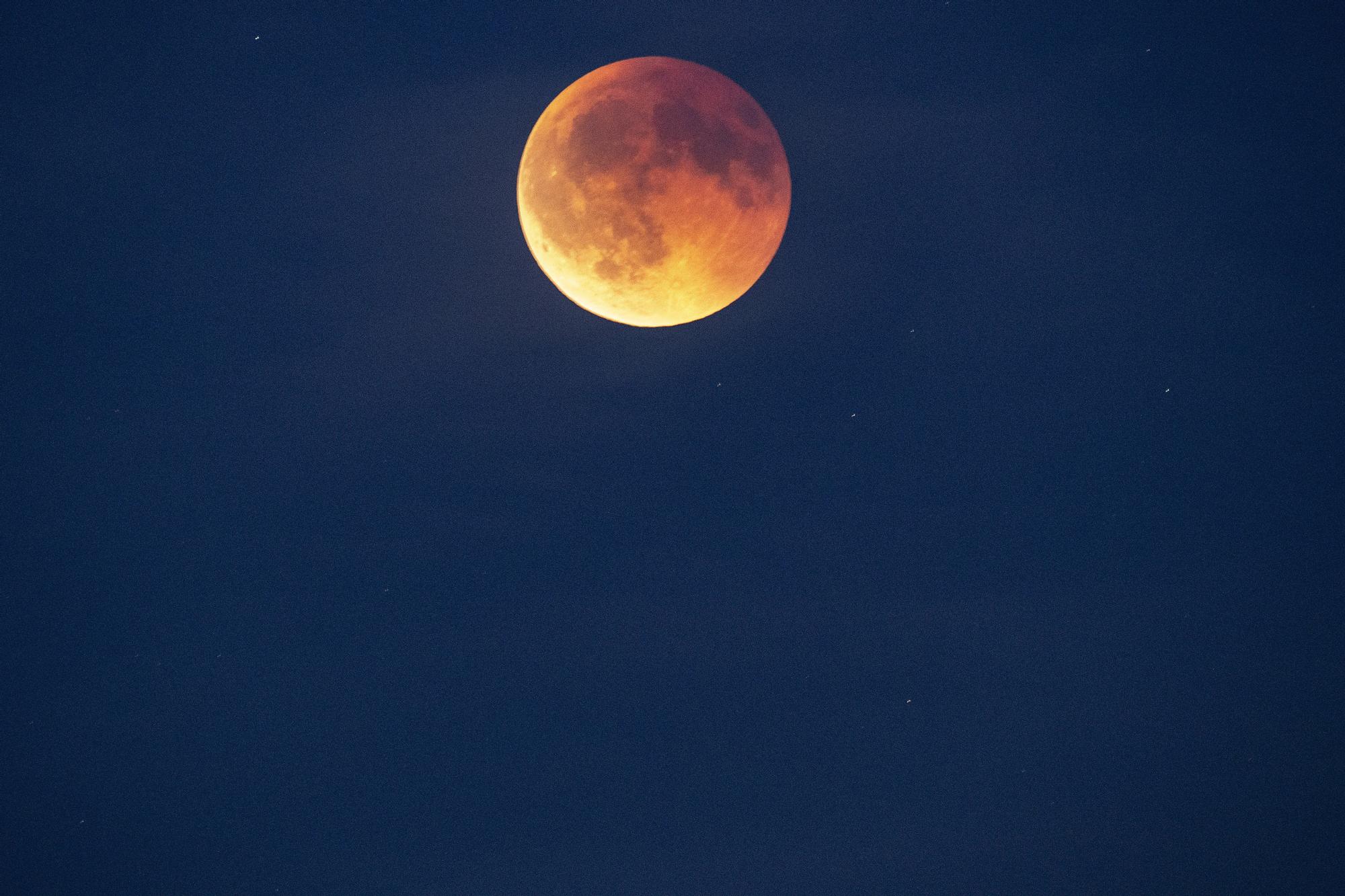 Eclipse lunar del 7 de septiembre: las mejores imágenes de la 'Luna de Sangre'