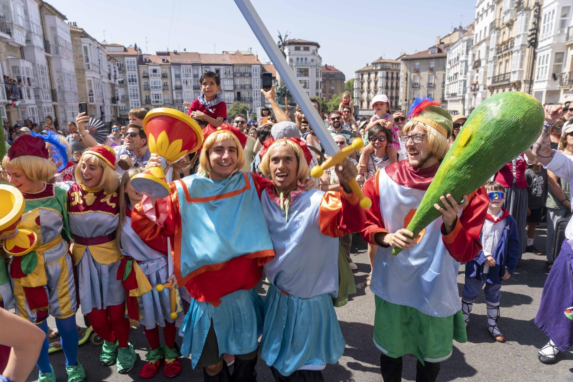 En imágenes: Edurne y Celedón Txiki abarrotan un año más la plaza de la Virgen Blanca
