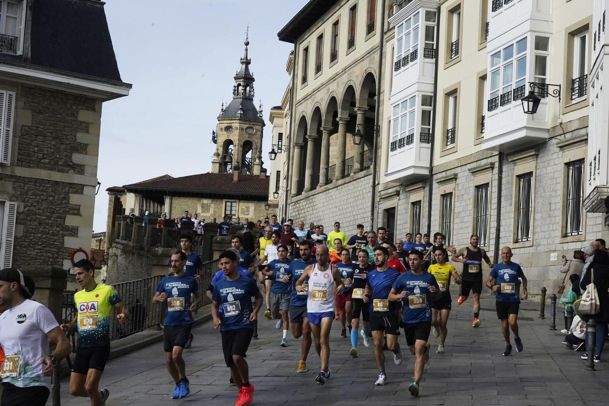 En imágenes: Miles de personas conquistan la Almendra de Gasteiz