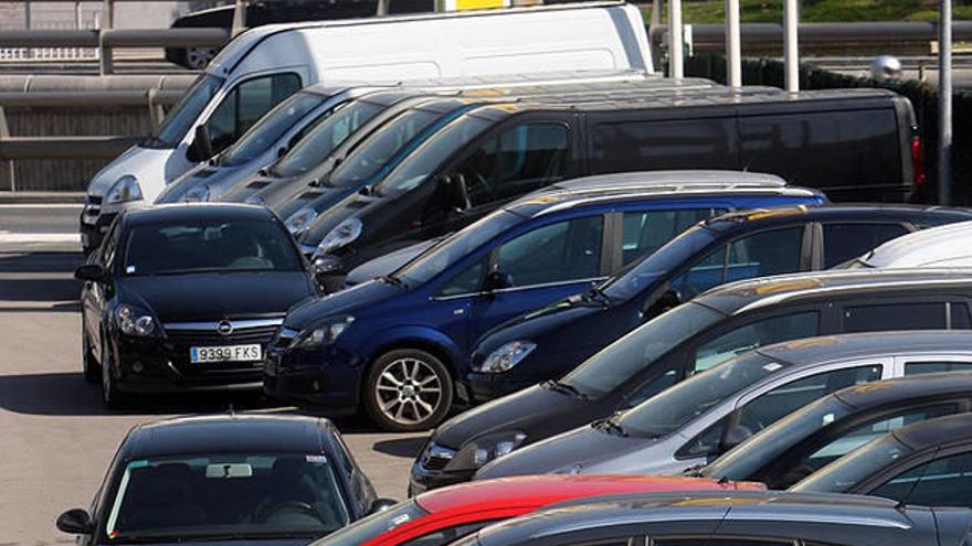 Vehículos estacionados frente a un concesionario.
