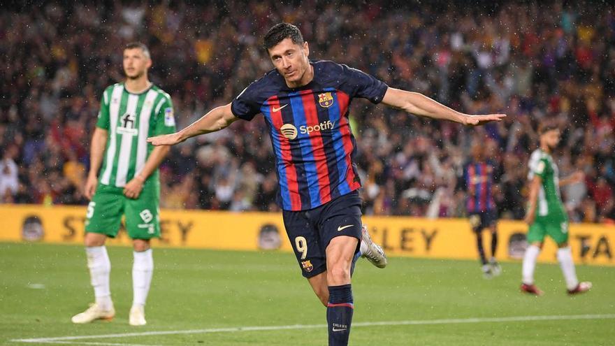 El Barcelona golea al Betis y ve más cerca el título de Liga