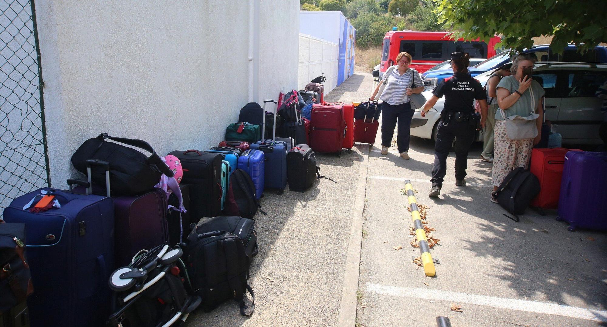 Los 180 viajeros del tren averiado, evacuados a Olite desde las piscinas de Pueyo