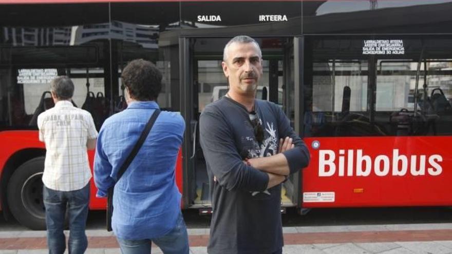 Aitor Bilbao, inspector de Bilbobus y secretario de Salud Laboral del comité de empresa, junto a dos compañeros que, al igual que él, han sufrido agresiones.