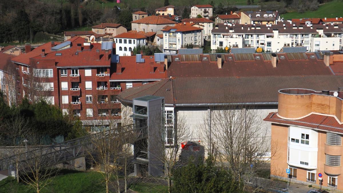 Vista general del casco urbano de Mendaro desde la zona del hospital.