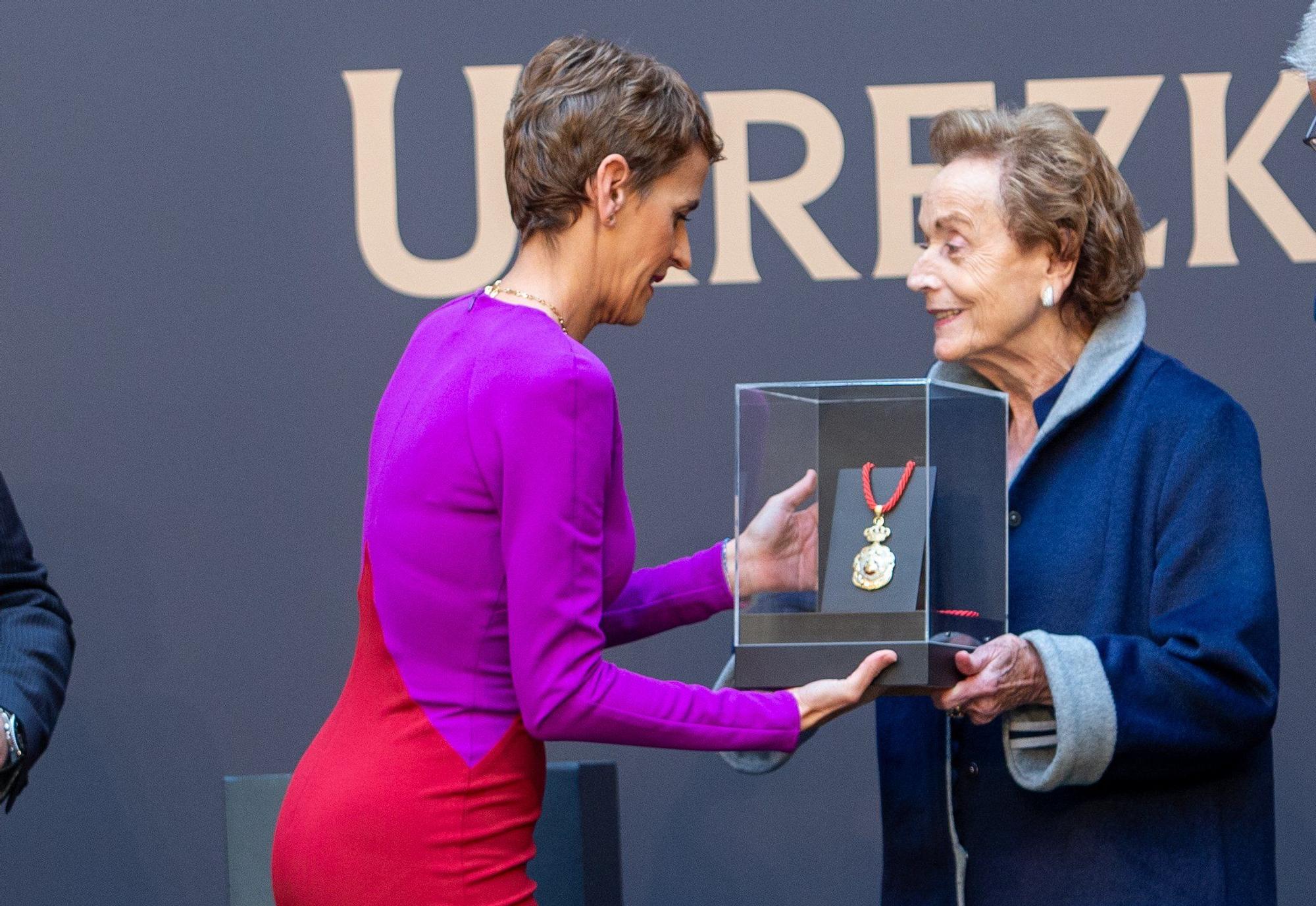 Fotos de la entrega de la Medalla de Oro de Navarra a Manuel Torres a título póstumo