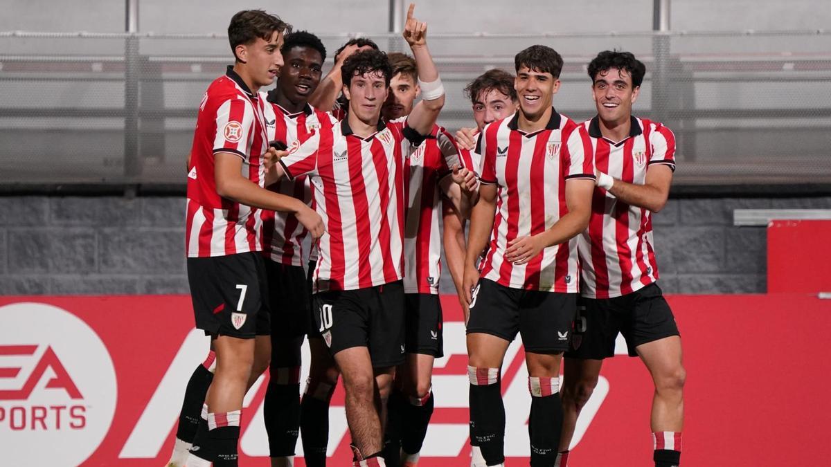 Ibon Sánchez celebra con su compañeros el segundo gol al Arenteiro.