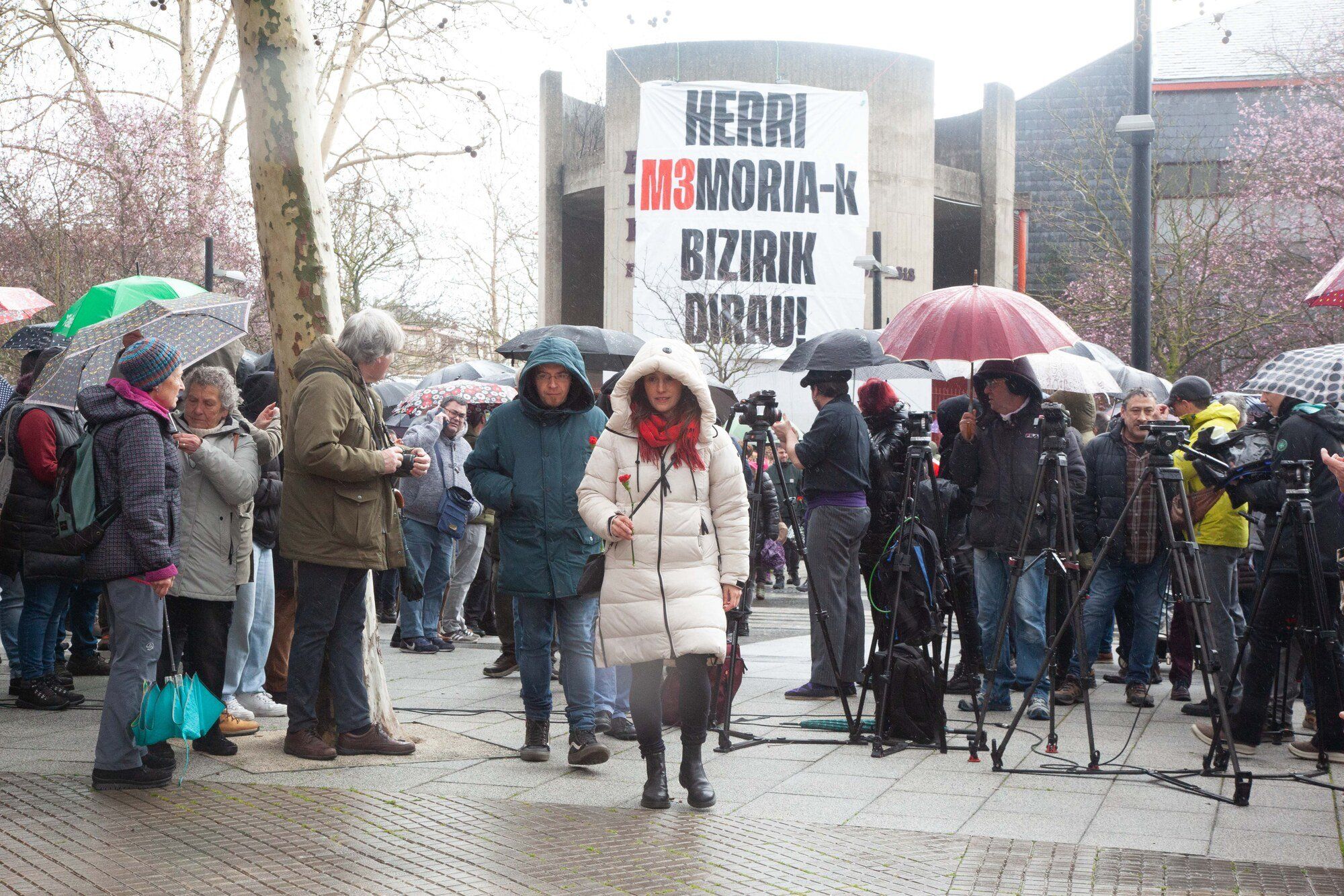 En imágenes: Homenaje en el monolito antes de la manifestación del 3 de Marzo en Vitoria