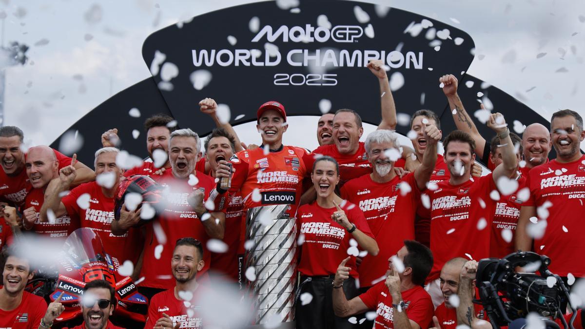 Marc Márquez celebra junto a su equipo su noveno título mundial.