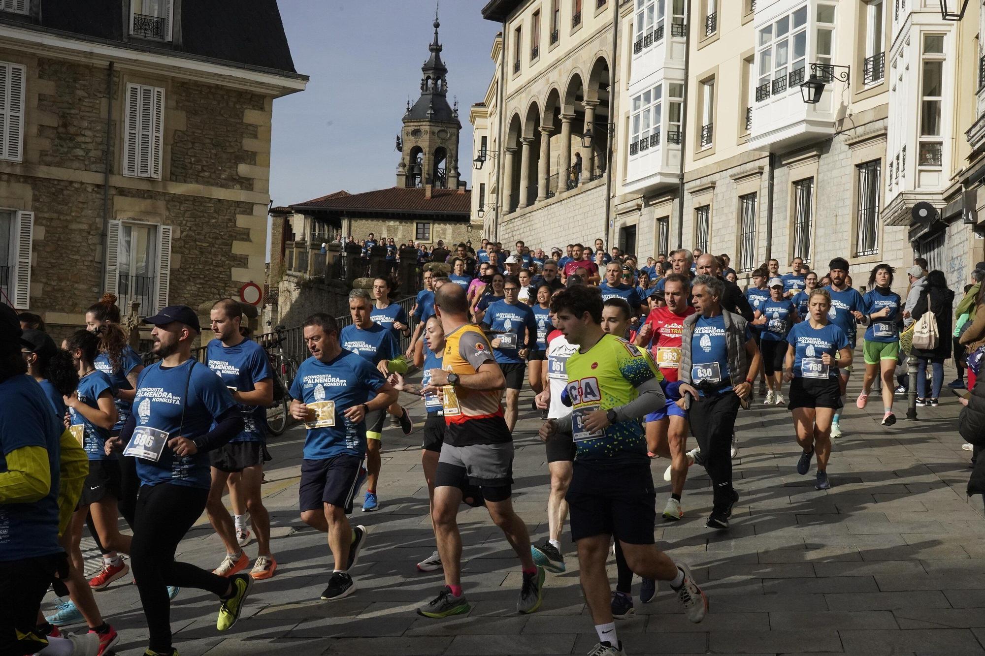 En imágenes: Miles de personas conquistan la Almendra de Gasteiz