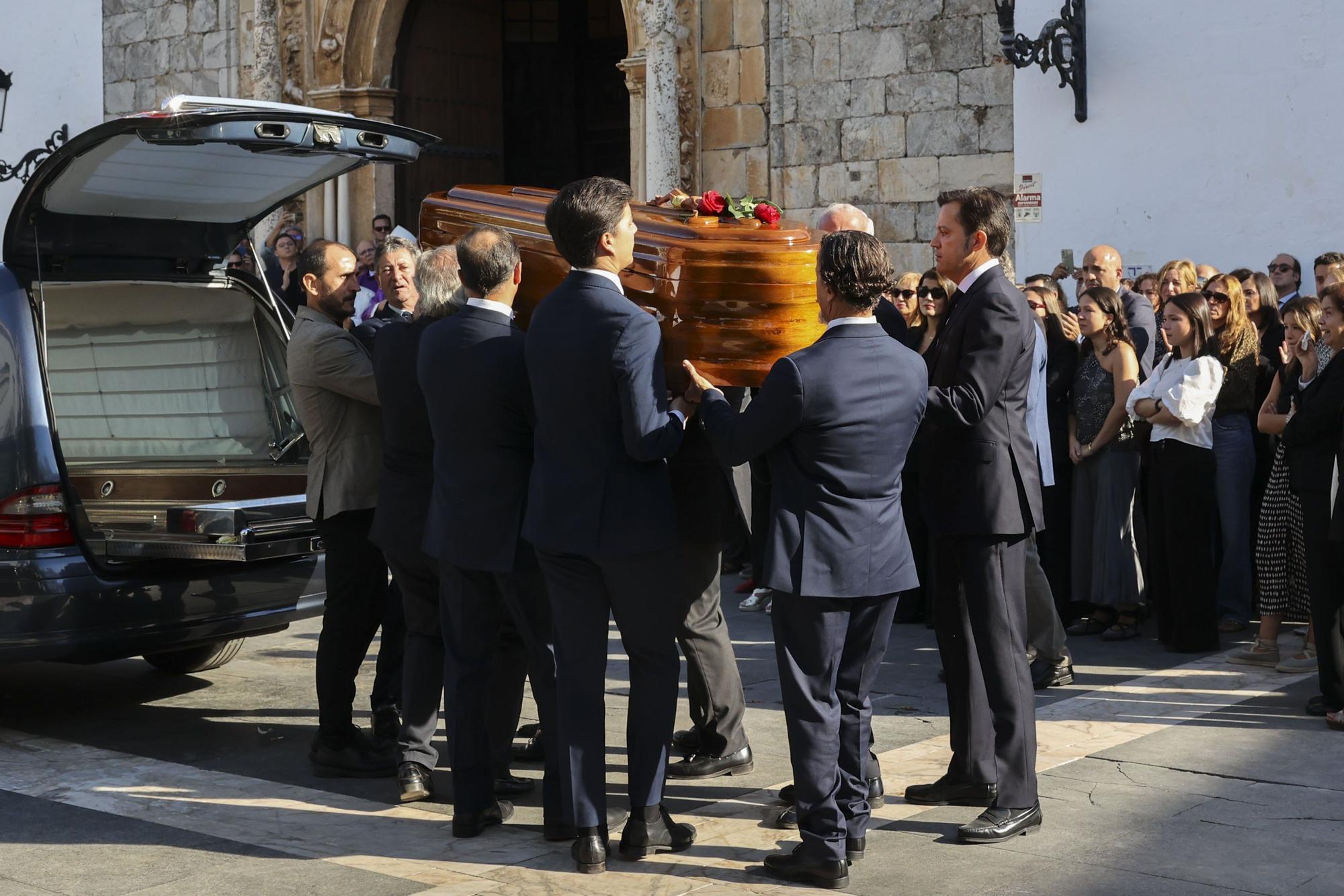 Multitudinaria despedida a Fernández Vara