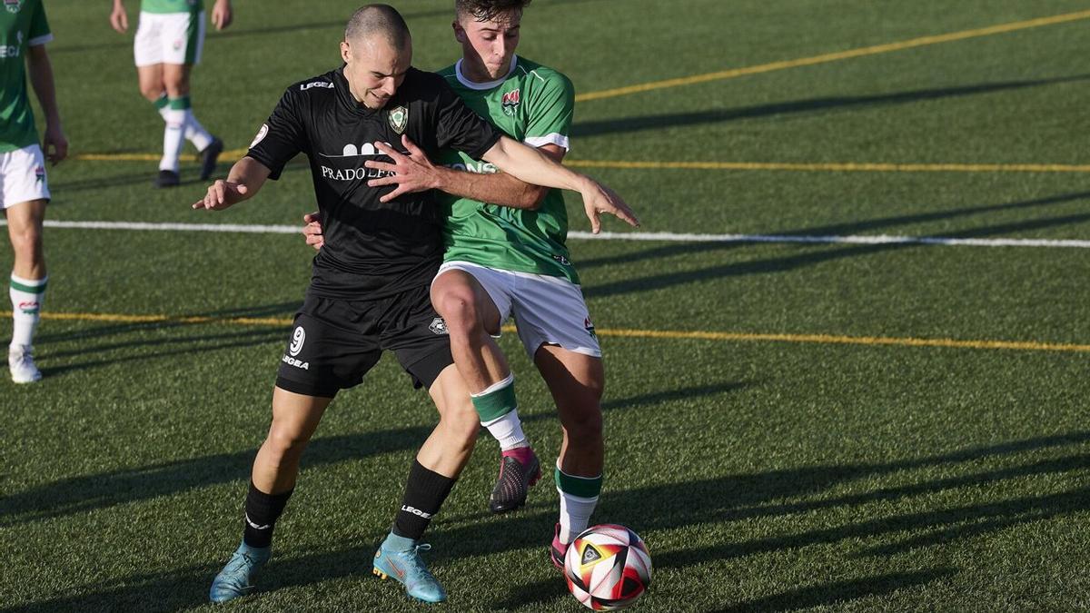 Jugadores del Gernika y el San Juan, en una lucha por el balón.