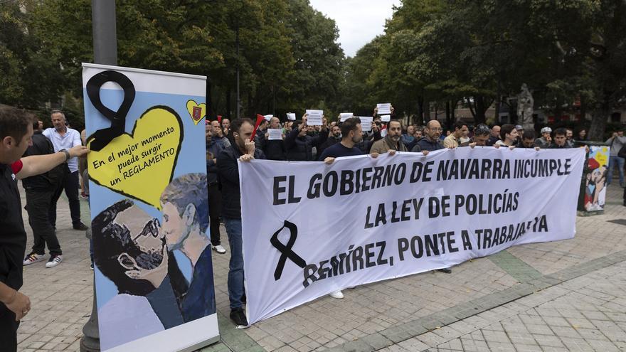 Unos 250 policías forales se concentran ante el Parlamento para pedir la dimisión de Chivite