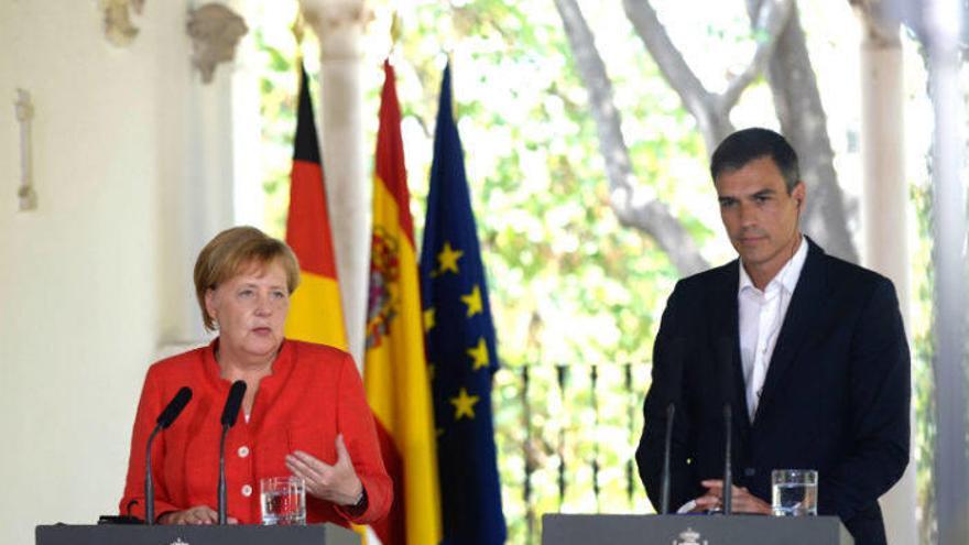 La canciller alemana, Angela Merkel, junto al presidente español, Pedro Sánchez.