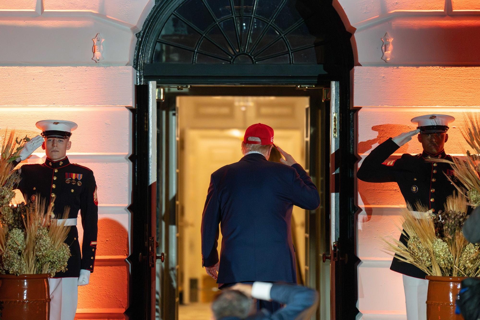 Melania y Trump se rinden ante Halloween: dulces, niños y calabazas en la Casa Blanca