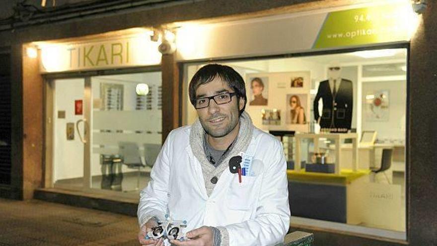 Erlantz Astorkiza lleva un año al mando de su propia óptica, situada en el barrio de Otxarkoaga.