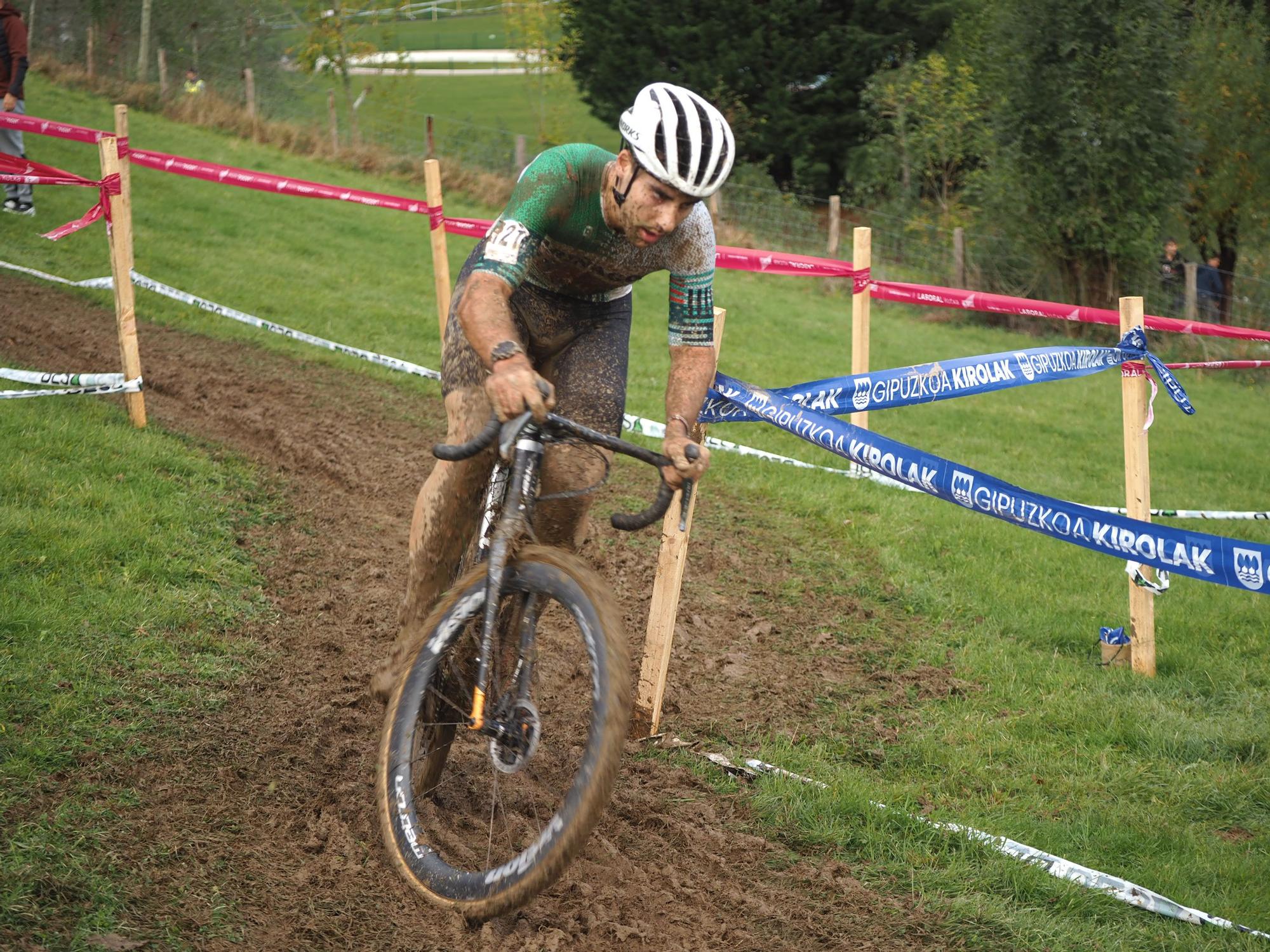 El barro se sumó al espectáculo de ciclocross en Elgoibar