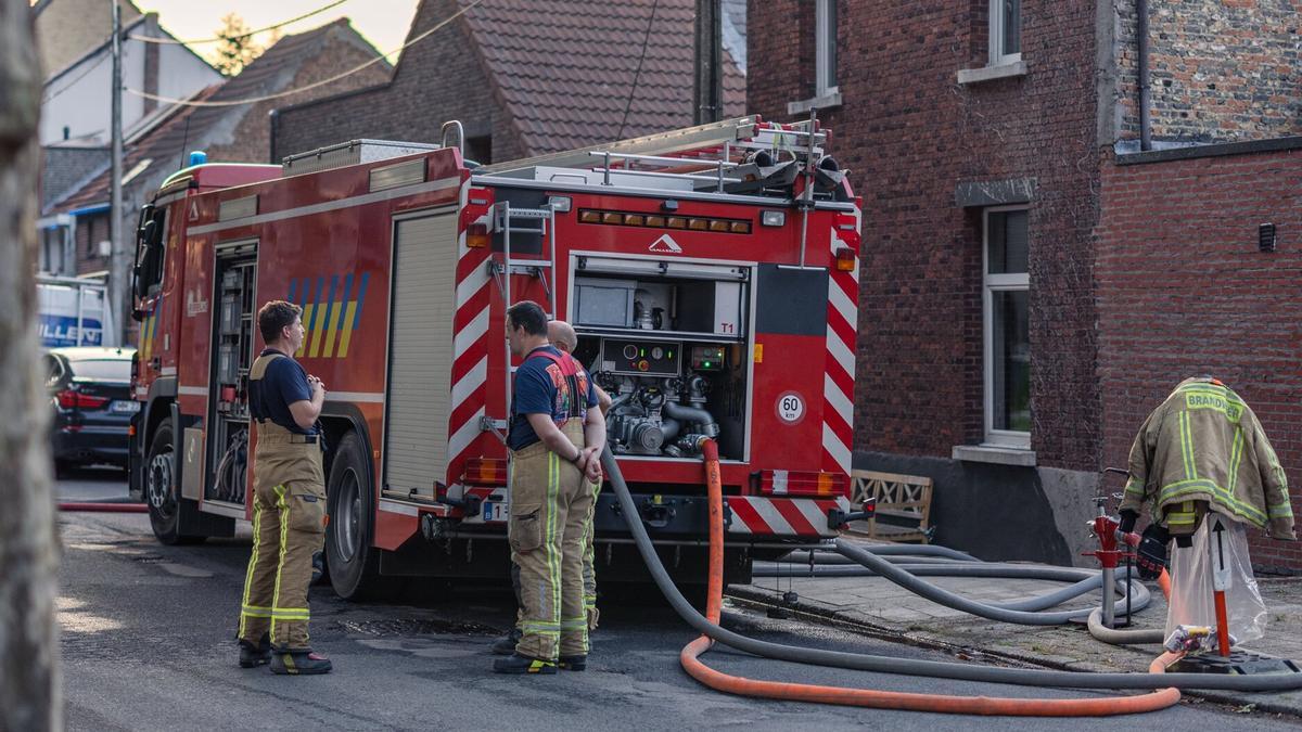 Bomberos trabajan en el incendio declarado en las instalaciones del festival Tomorrowland