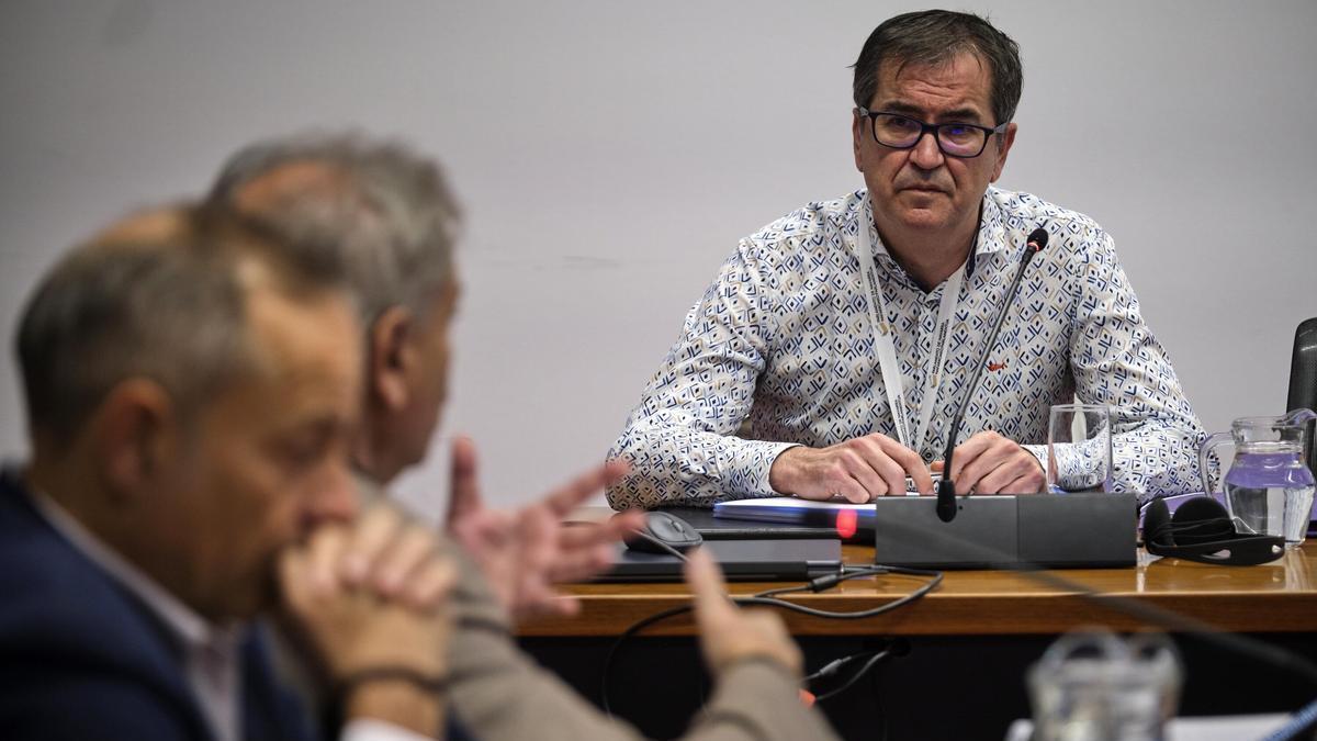 El técnico José Francisco López, en la comisión que investiga obras públicas en Navarra. El técnico José Francisco López, en la comisión que investiga obras públicas en Navarra.