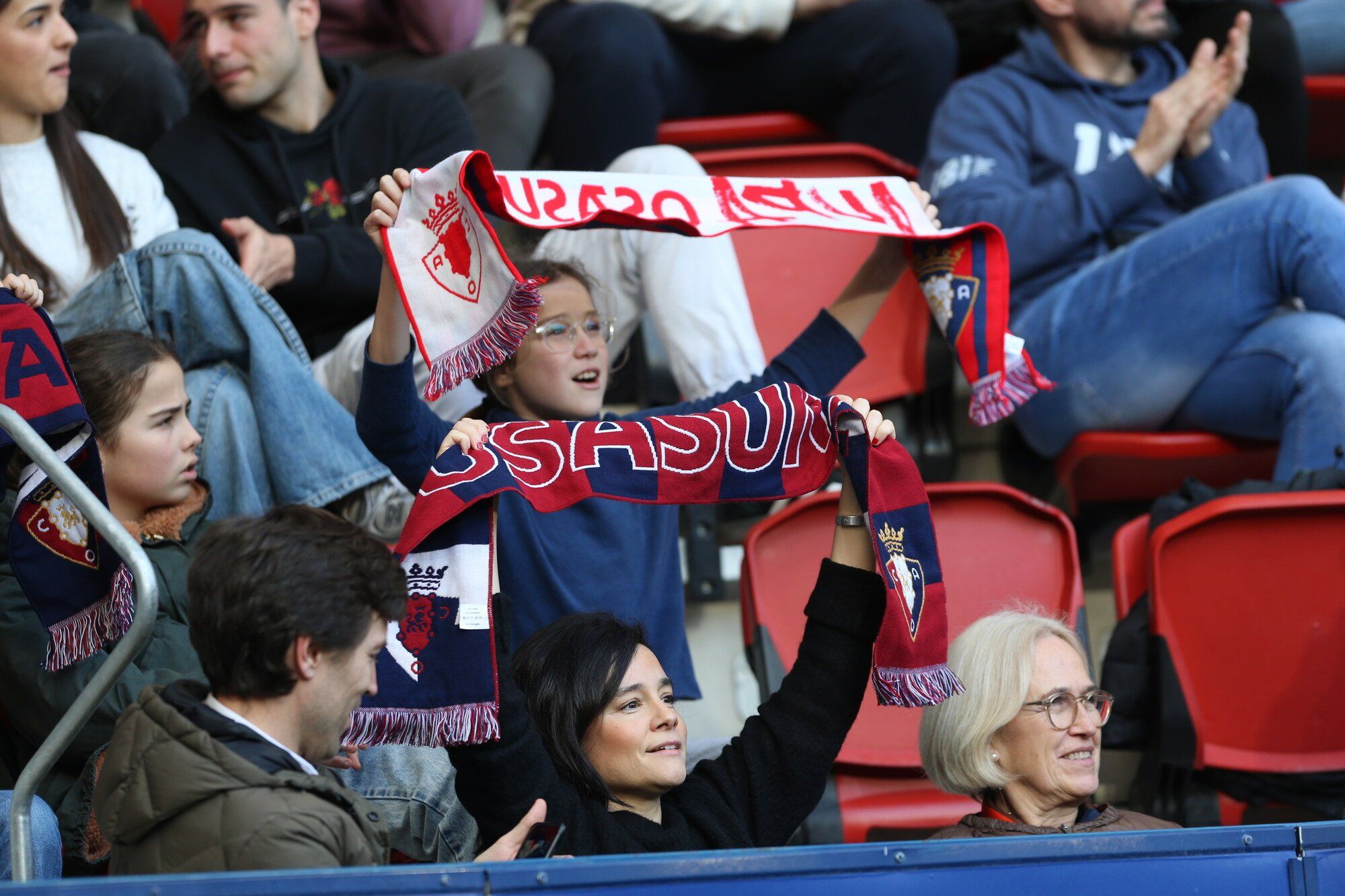 Sol y calor en la grada de El Sadar. ¡Búscate en nuestra galería!