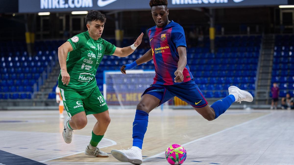 Touré se dispone a golpear el balón ante Pachu.