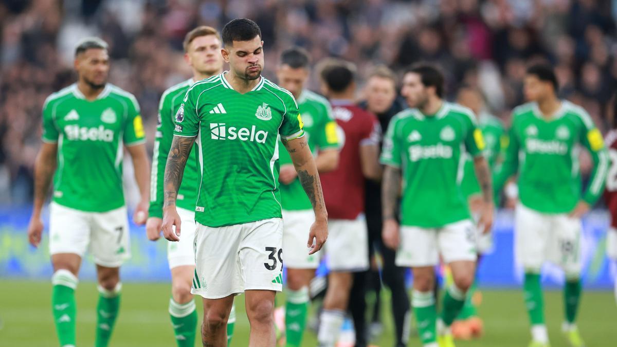 Varios jugadores del Newcastle, cabizbajos tras la derrota de ayer contra el West Ham en la Premier League.