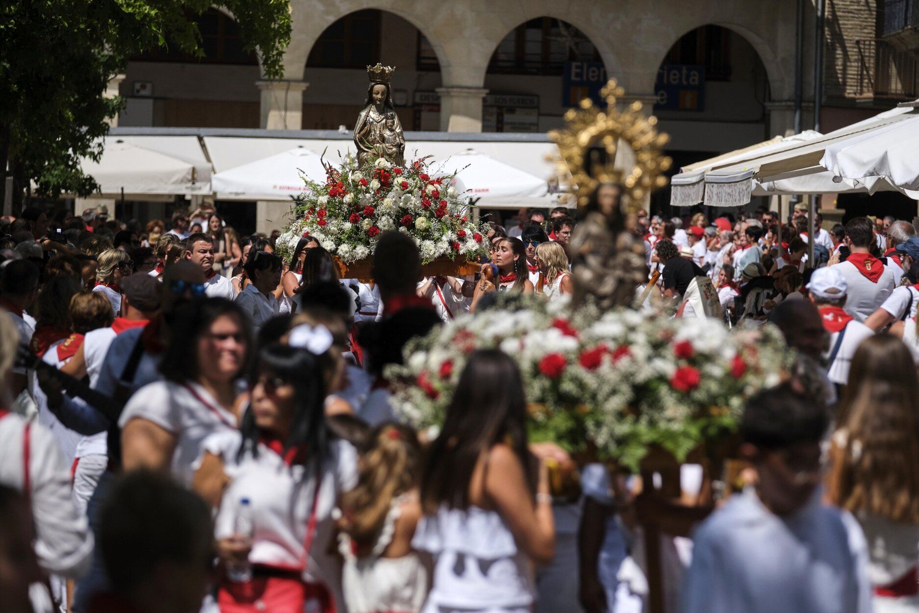 Fotos de la procesión y la pañuelada de este domingo en fiestas de Estella-Lizarra