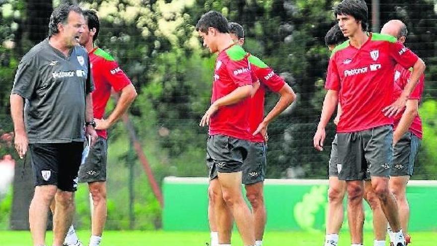 Marcelo Bielsa se dirige a Herrera e Iturraspe, entre otros, en el entrenamiento de ayer.