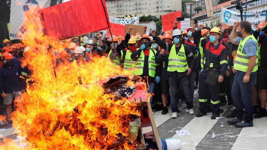 Varios empleados encienden una hoguera ante la Xunta, ayer en Santiago de Compostela.