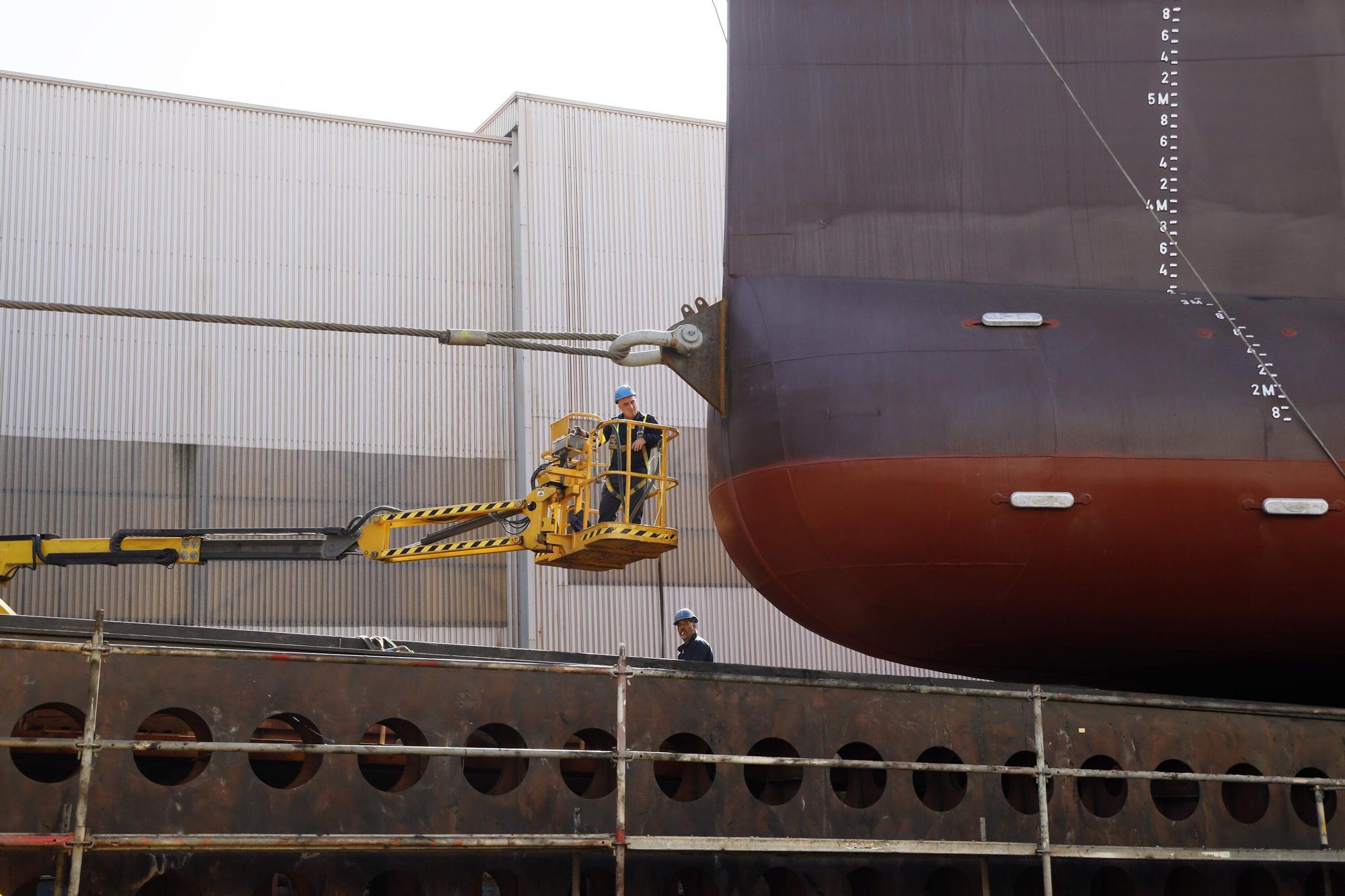 En imágenes: Murueta bota en Erandio un barco de transporte de combustible