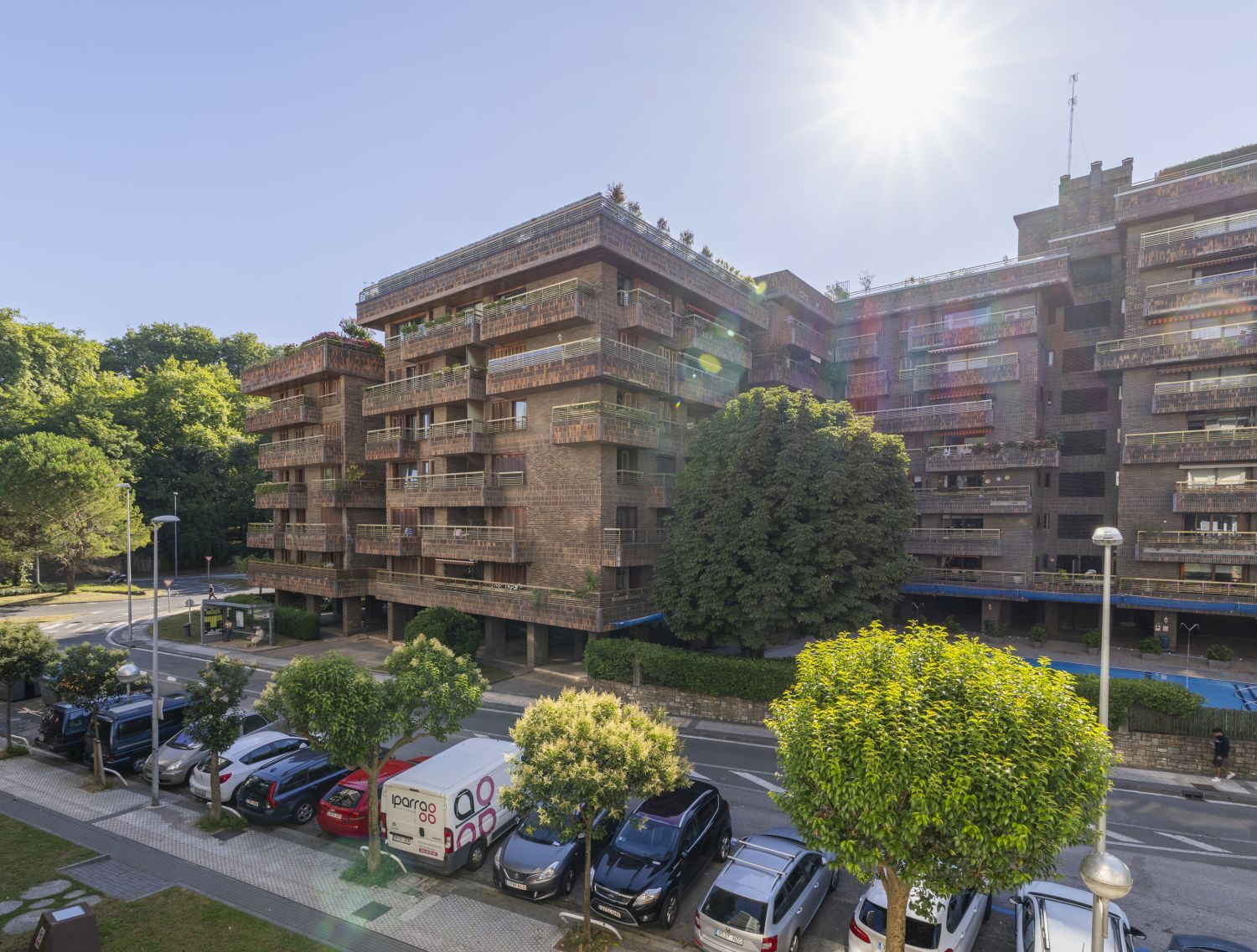 Próximo a la playa de Ondarreta piso con terraza en buen estado con trastero y garaje cerrado cercano a vivienda