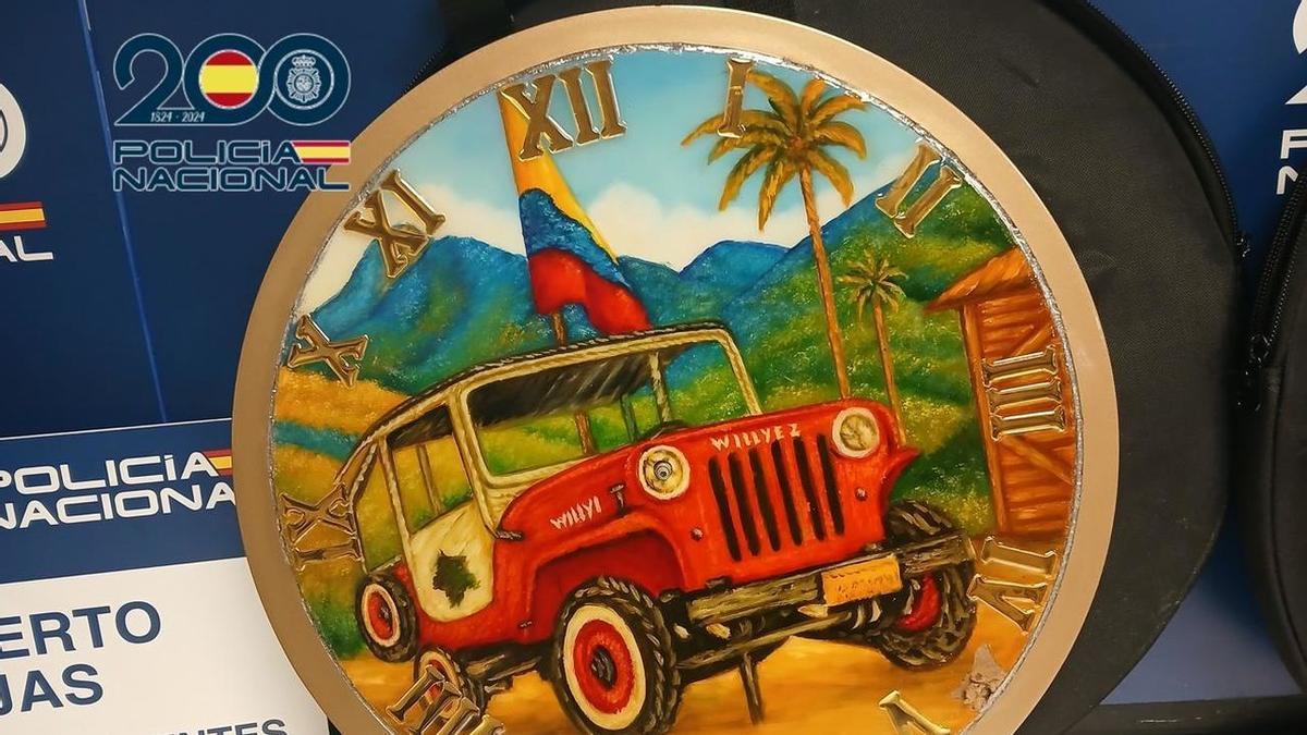 Uno de los relojes de pared en los que iba escondida la droga. Uno de los relojes de pared en los que iba escondida la droga.