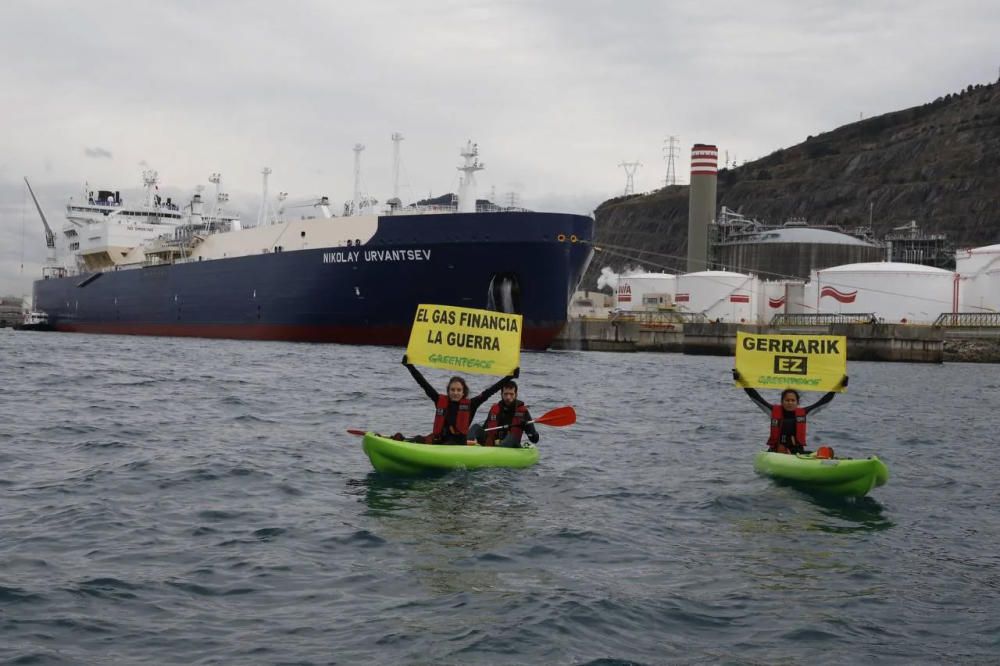 Protesta de Greenpeace por la llegada de un buque gasero ruso a Bilbao