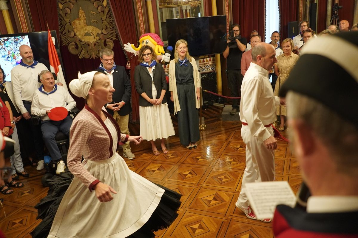 Recepción a la sociedad bilbaina en el Ayuntamiento de Bilbao