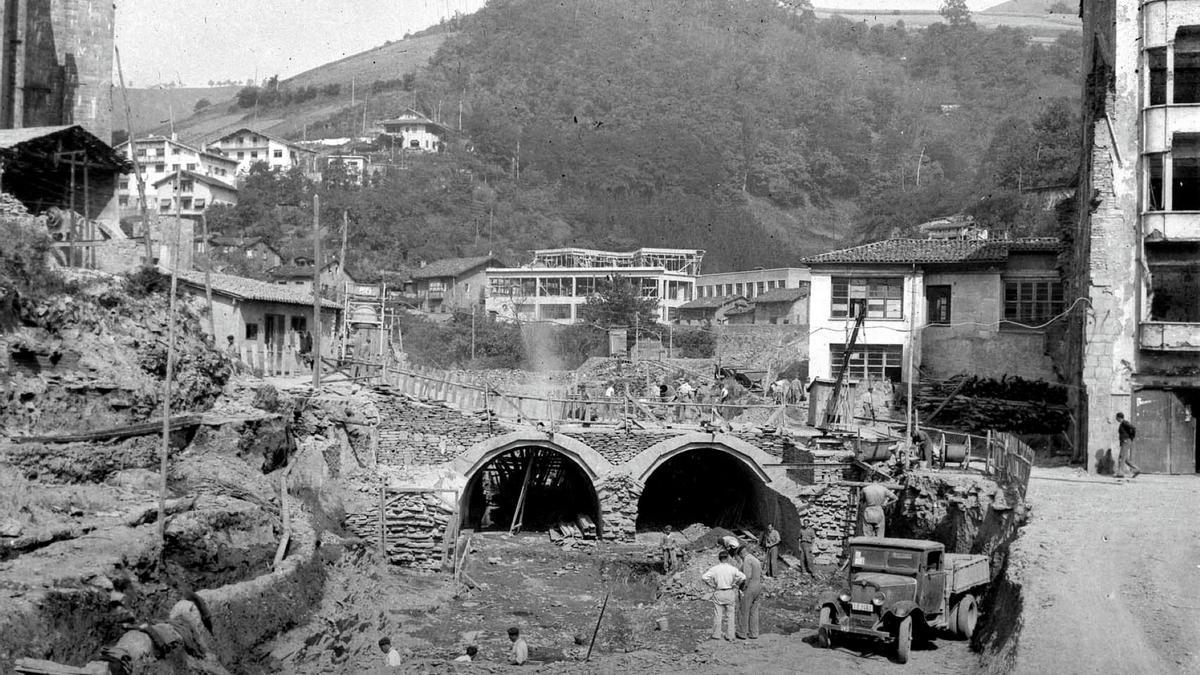 Labores de cubrimiento del río Ego a su paso por la villa armera en 1943, una actuación clave en la transformación urbana de Eibar.