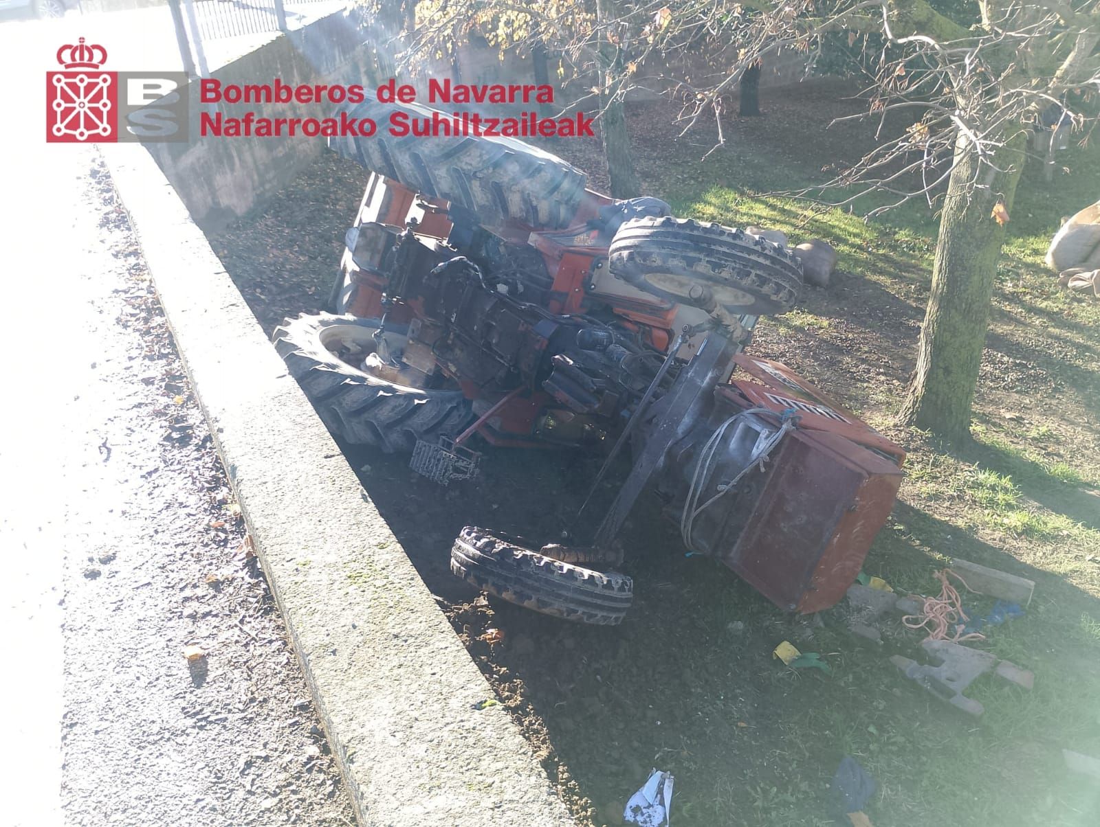 Imágenes del tractor volcado en Cáseda