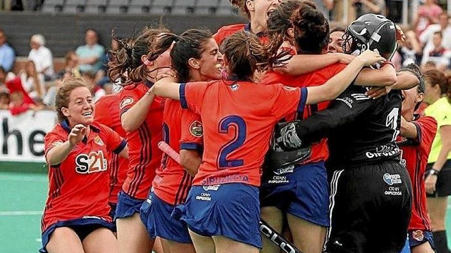 El equipo femenino de hockey hierba de la Real Sociedad celebrando el pase a la final.