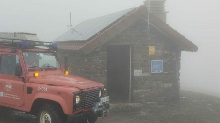 Bomberos en el refugio de Izandorre