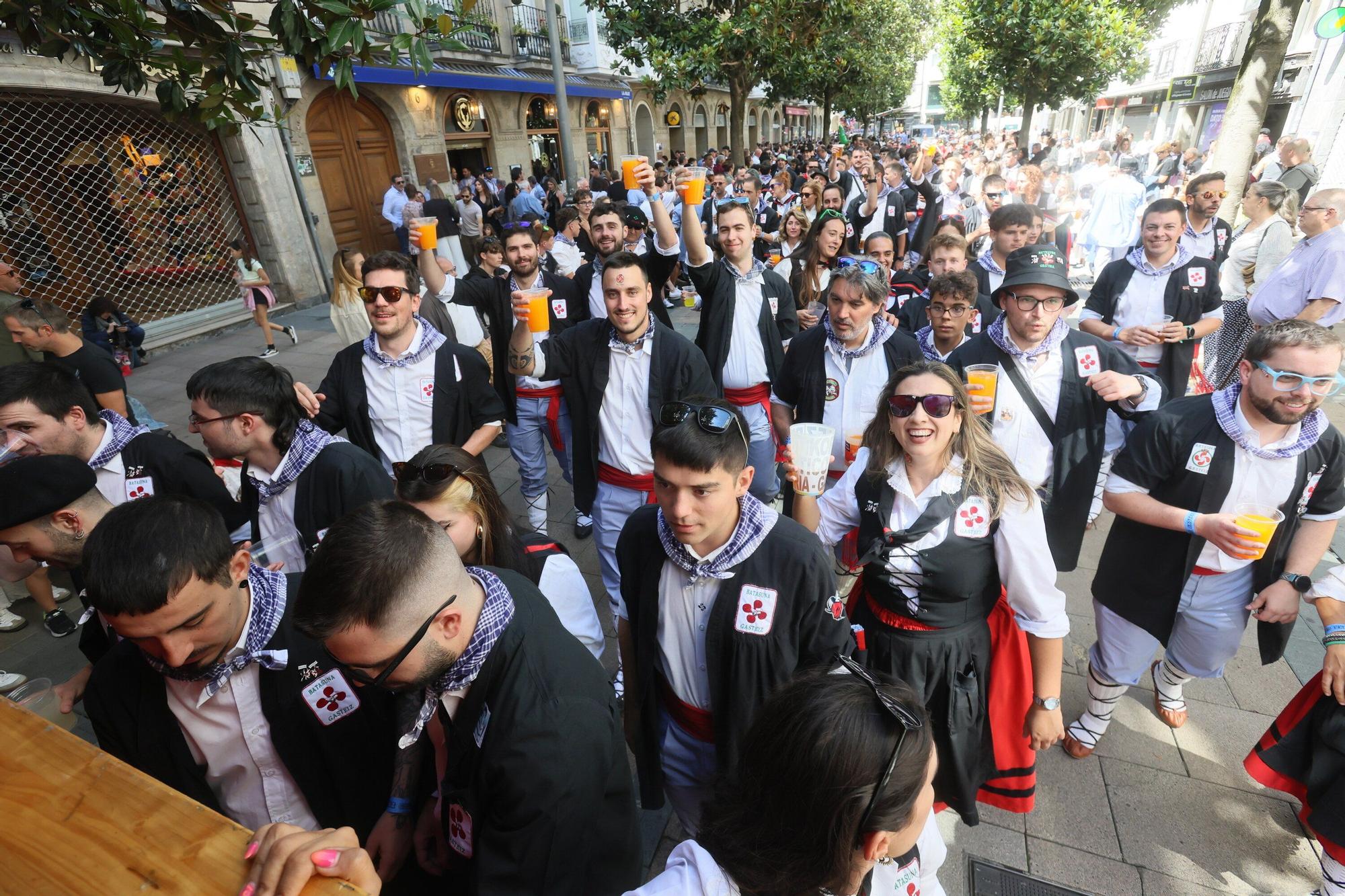 En imágenes: Blusas y neskas desfilan en una kalejira por Santiago