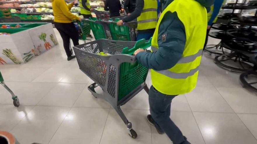Agricultores protagonizan una protesta en el Mercadona de Sarriguren