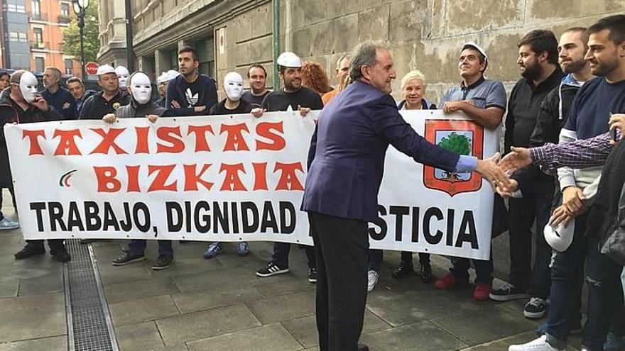 El concejal Alfonso Gil saluda a los taxistas concentrados ayer frente al ayuntamiento. Foto: A. A.