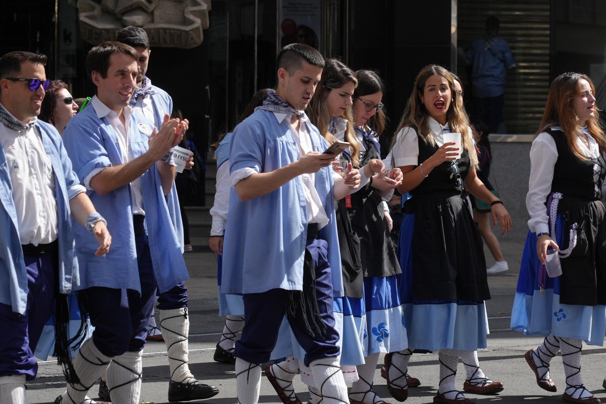 En imágenes: Blusas y neskas disfrutan de Santiago