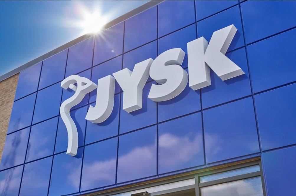 LFachada de un tienda de muebles danesa JYSK