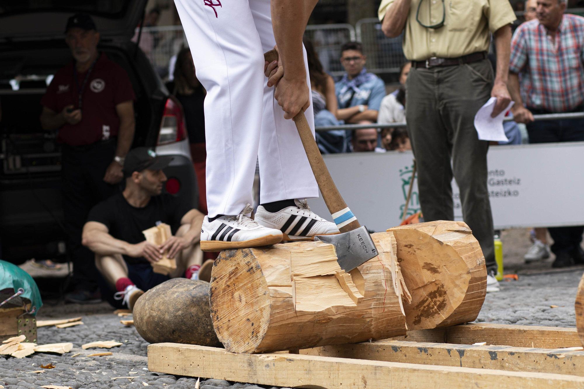 En imágenes: El torneo Virgen Blanca de Herri Kirolak se adueña de la Plaza de Los Fueros