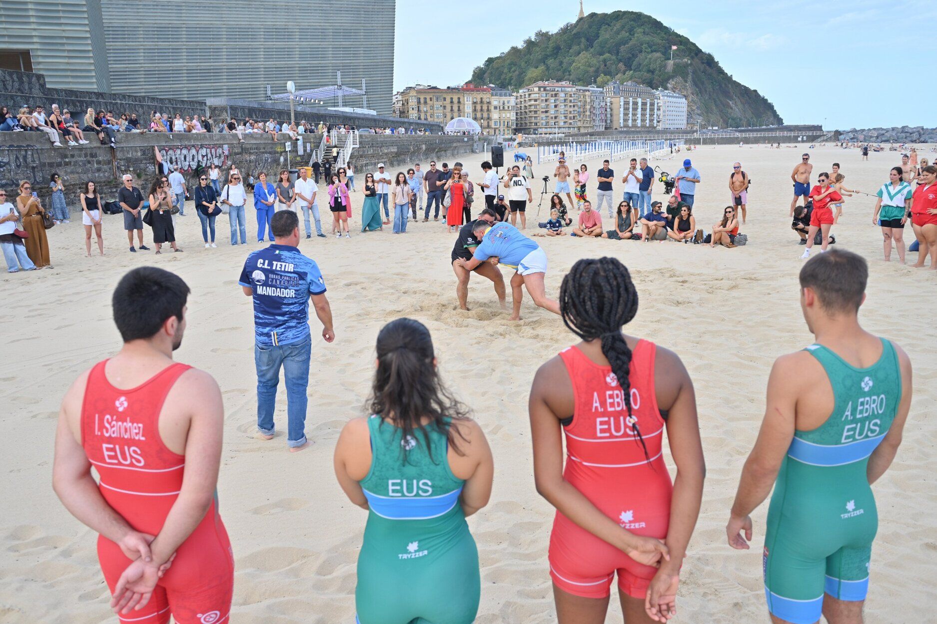 Espectacular exhibición de lucha canaria en la playa de la Zurriola