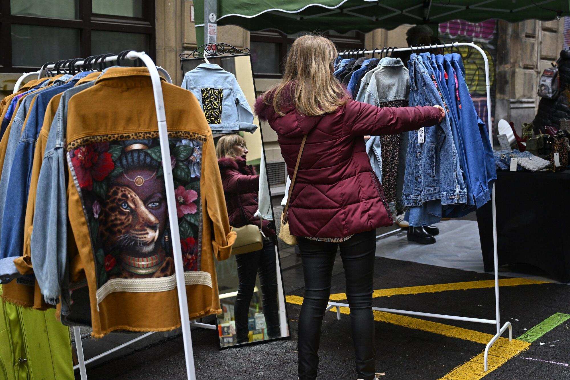 En imágenes: el mercado del Dos de Mayo se viste de Navidad